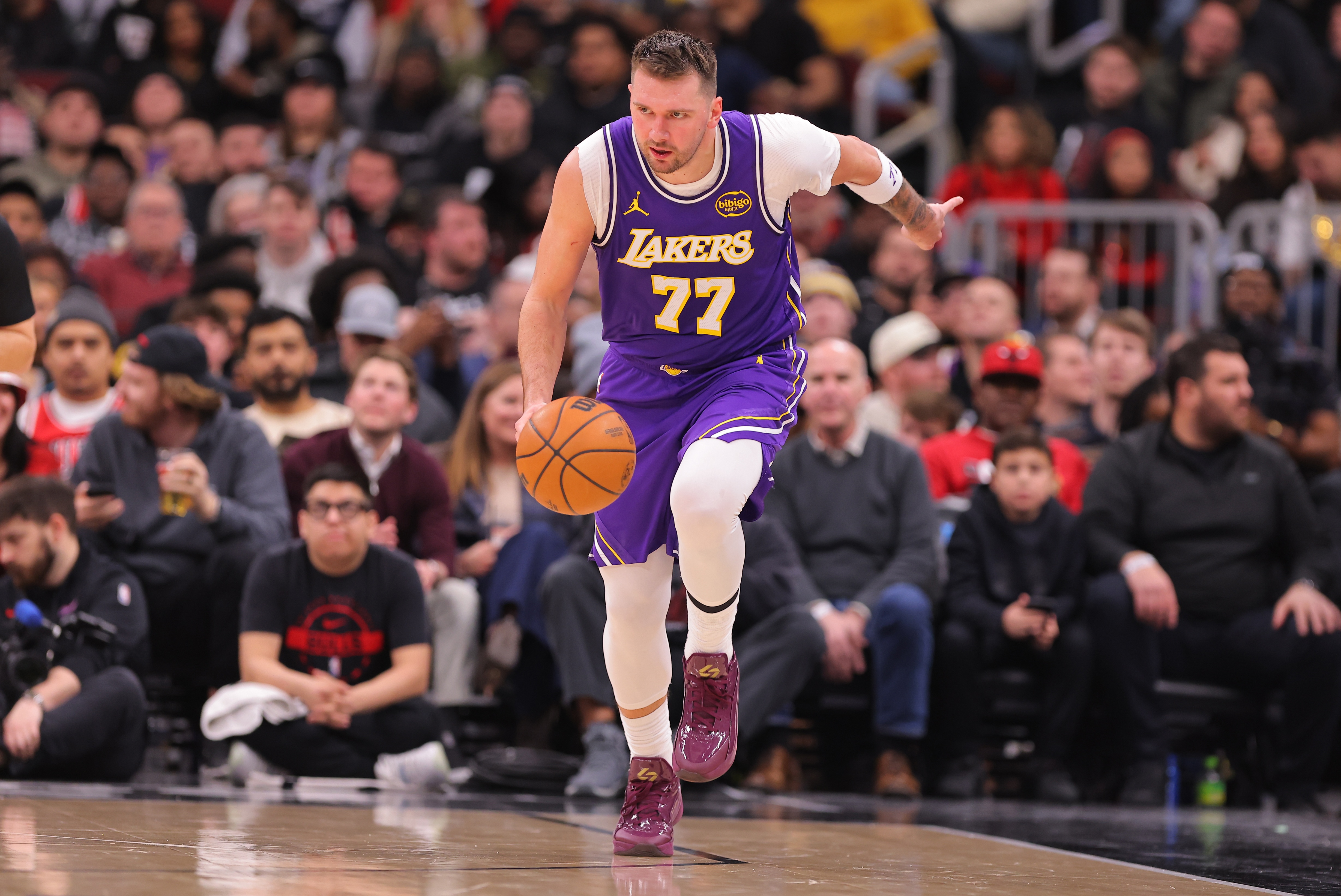 开云-别有大碍!东契奇次节左腿筋不适回更衣室 半场10中3&5失误