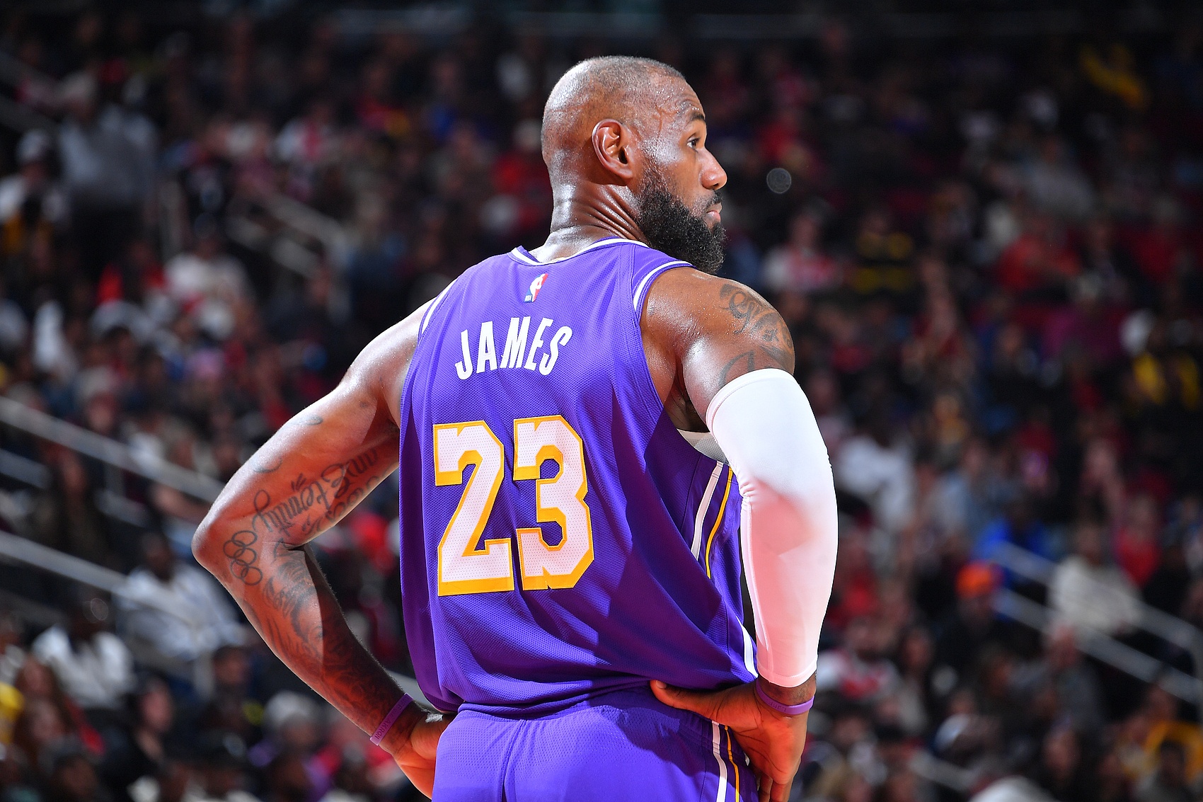 开云下载-未来成谜！詹姆斯还会继续征战NBA吗？他会接受多大幅度的降薪？